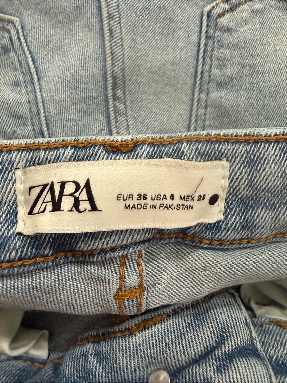 ZARA Light Wash Women’s Slim Jeans in Faded Blue